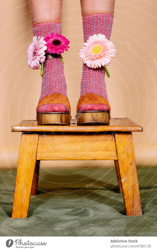 Gesichtslose Braut mit bunten Blumen in Schuhen Frau Hochzeit Stil Anlass geblümt Design Damenschuhe Pflanze Veranstaltung elegant hölzern farbenfroh