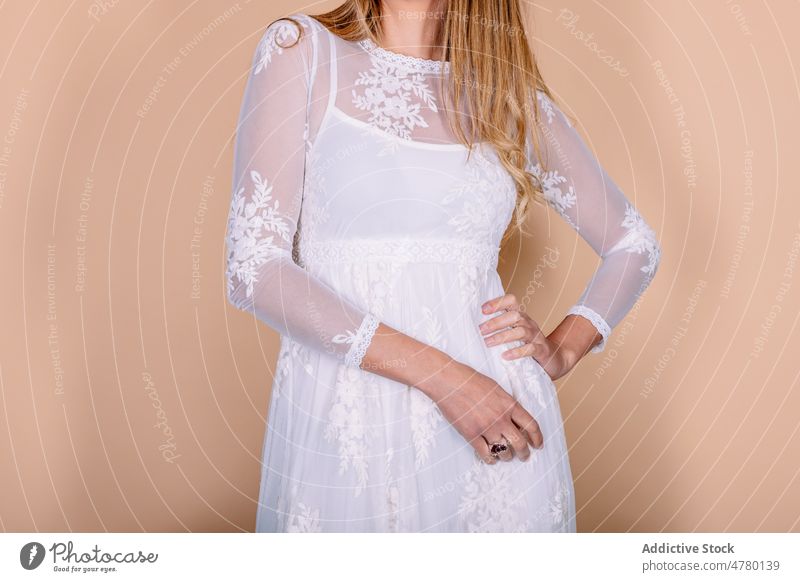 Gesichtslose Frau im Hochzeitskleid Braut weißes Kleid hochzeitlich Stil elegant Anlass Feiertag Mode Bekleidung Hand auf der Taille Heirat Veranstaltung