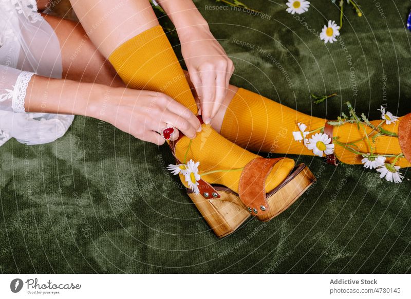 Unbekannte Braut steckt Blumen in den Schuh Frau weißes Kleid Hochzeit Stil Anlass geblümt Damenschuhe Pflanze Veranstaltung elegant präsentieren duftig Aroma