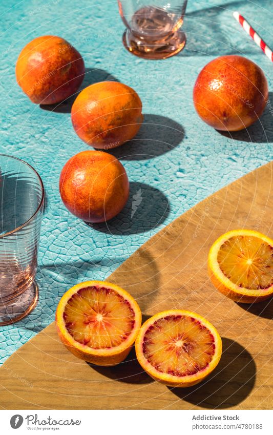Strauß Blutorangen auf dem Schneidebrett Frucht gesunde Ernährung natürlich Zitrusfrüchte Vitamin organisch Haufen Stroh Glas Papier Geschmack frisch Raum reif