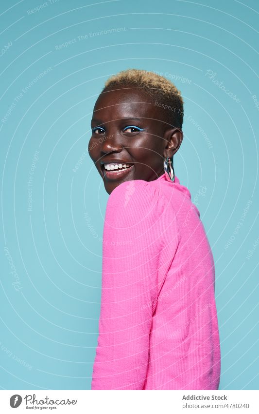 Porträt einer lächelnden Frau Stil Kurze Haare gefärbtes Haar feminin trendy Mode Frisur Vorschein Afrikanisch Atelier Lächeln positiv Outfit Dame