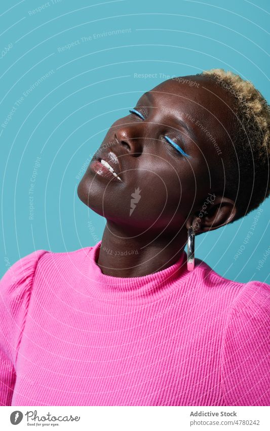 Porträt einer Frau mit Gesicht nach oben Stil Kurze Haare gefärbtes Haar feminin trendy Mode Frisur Vorschein Afrikanisch Atelier Augen geschlossen Inhalt