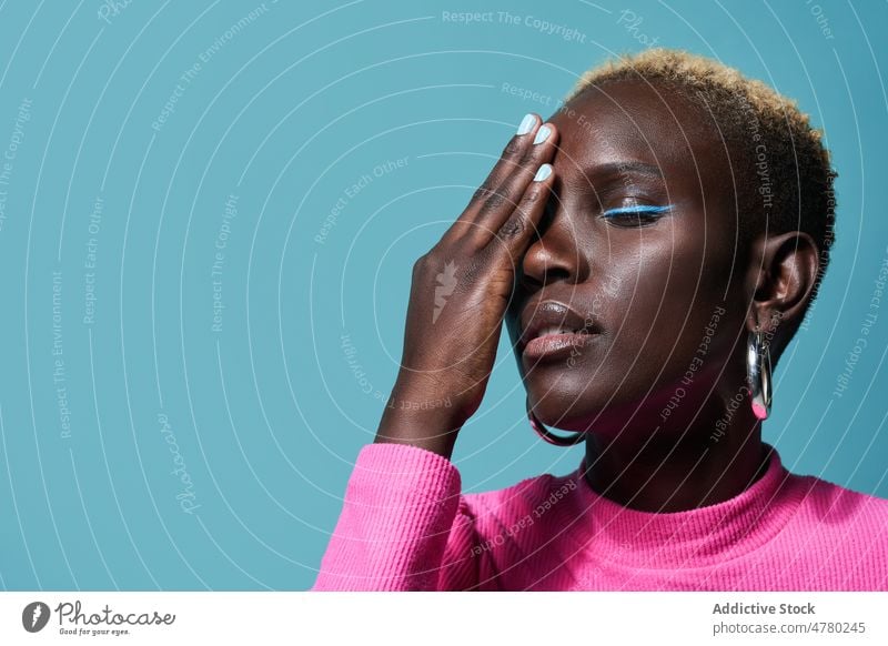 Ruhige afrikanische Frau bedeckt Auge Stil Kurze Haare gefärbtes Haar feminin trendy Mode Frisur Make-up Auge abdecken Augen geschlossen friedlich ruhig