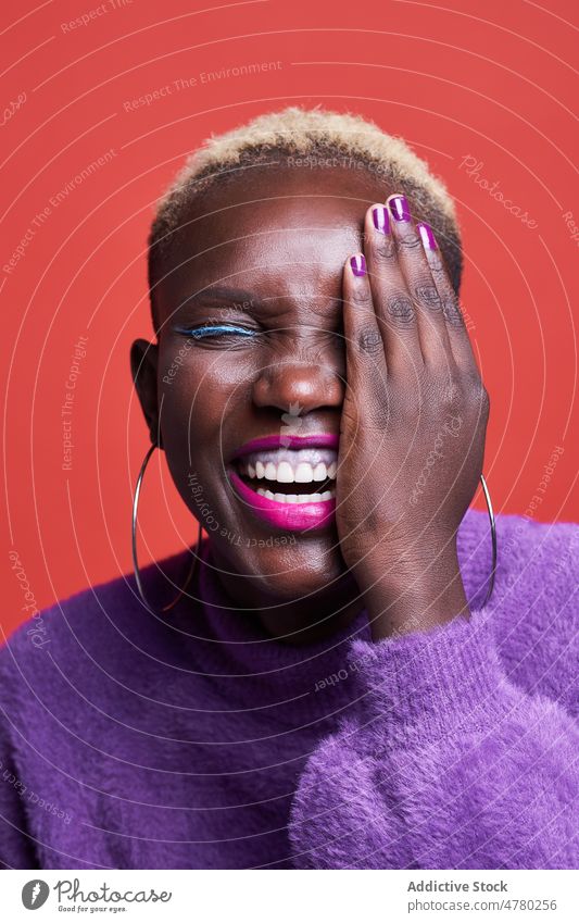Ruhige afrikanische Frau bedeckt Auge Stil Kurze Haare gefärbtes Haar feminin trendy Mode Frisur Vorschein Afrikanisch Atelier Lächeln positiv Augen geschlossen