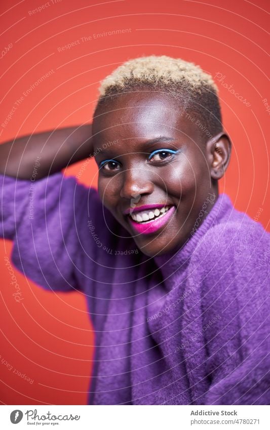 Glückliche afrikanische Frau mit kurzen Haaren Stil Kurze Haare gefärbtes Haar feminin trendy Mode Frisur Vorschein Afrikanisch Atelier Lächeln positiv Inhalt
