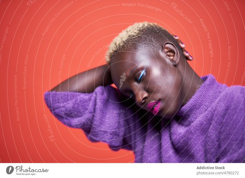 Friedliche Afrikanerin mit kurzen Haaren Frau Stil Kurze Haare gefärbtes Haar feminin trendy Mode Frisur Vorschein Afrikanisch Atelier Augen geschlossen Outfit