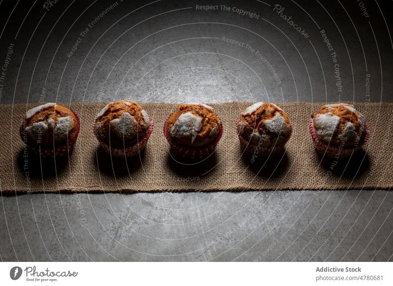 Reihe leckerer gebackener Muffins süß Dessert Gebäck selbstgemacht Konfekt kulinarisch Leckerbissen ordentlich einrichten geschmackvoll Stillleben Lebensmittel
