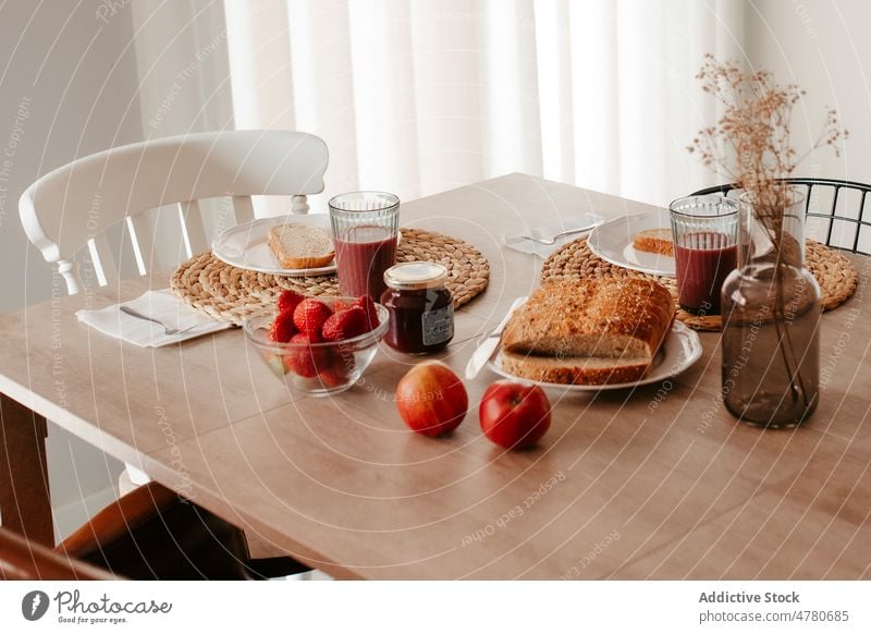 Brot mit Früchten auf dem Tisch Erdbeeren Apfel Frucht Küche Getränk Lebensmittel Frühstück Produkt dienen Stil lecker Beeren Vitamin trinken appetitlich Licht