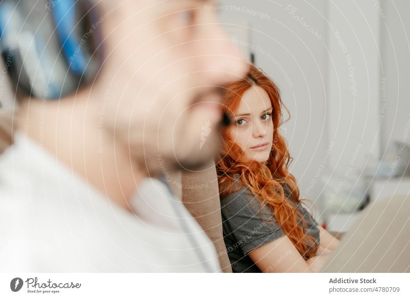 Frau sieht Mann beim Spielen eines Videospiels an Paar gelangweilt ignorieren Zeitvertreib Freizeit Partnerschaft spielen Hobby traurig Zusammensein heimwärts
