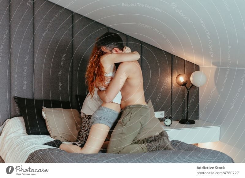 Verliebtes Paar, das sich auf dem Bett umarmt Schlafzimmer Liebe Bonden kuscheln romantisch Zuneigung Streicheln Umarmung Umarmen Zusammensein heimwärts
