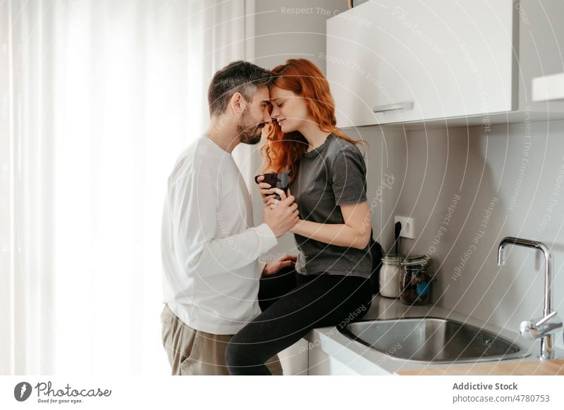Pärchen streichelt sich auf der Küchentheke Paar Rotschopf Partnerschaft Liebe Bonden kuscheln rote Haare romantisch Zuneigung Ingwer Streicheln lange Haare