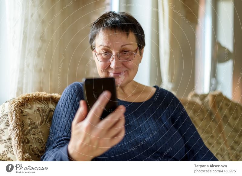 Ältere Frau mit Smartphone Person Handy Telefon Mitteilung Technik & Technologie Senior Großmutter benutzend Blick Erwachsener Lifestyle klug Nachricht reif