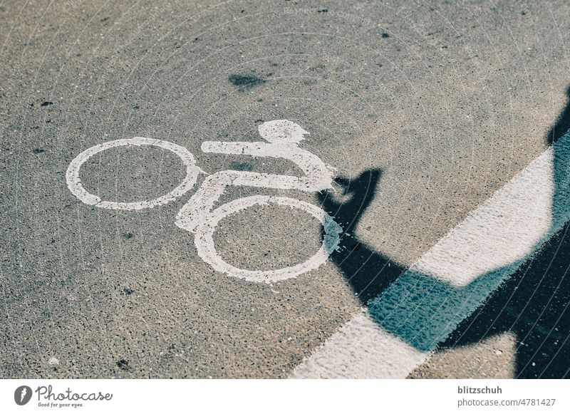 ich halt dich fest am po fahrrad velo strasse verkehr halten festhalten street bike ride white zeichnung markierung Radfahrer Sport Fahrradfahren Freizeit