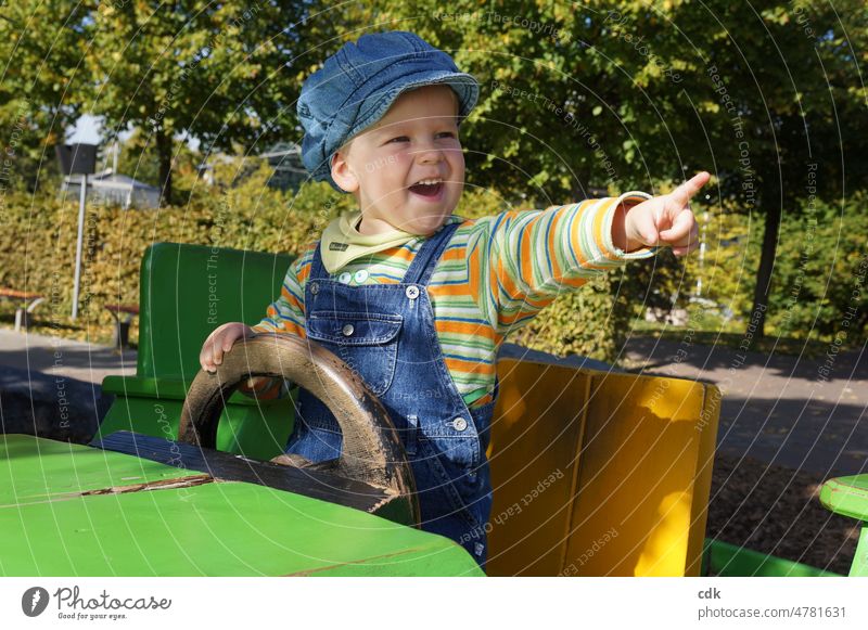 Kindheit | Freude & Begeisterung (mit)teilen. Mensch Kleinkind Junge blond Jeans Latzhose Jeansmütze Schirmmütze blau grün orange Sommer draußen Tageslicht