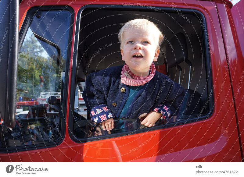 Kindheit | TatüTata, die Feuerwehr ist da! Mensch Kleinkind Junge blond jung klein Feuerwehrauto Autofenster aus dem Autofenster gucken