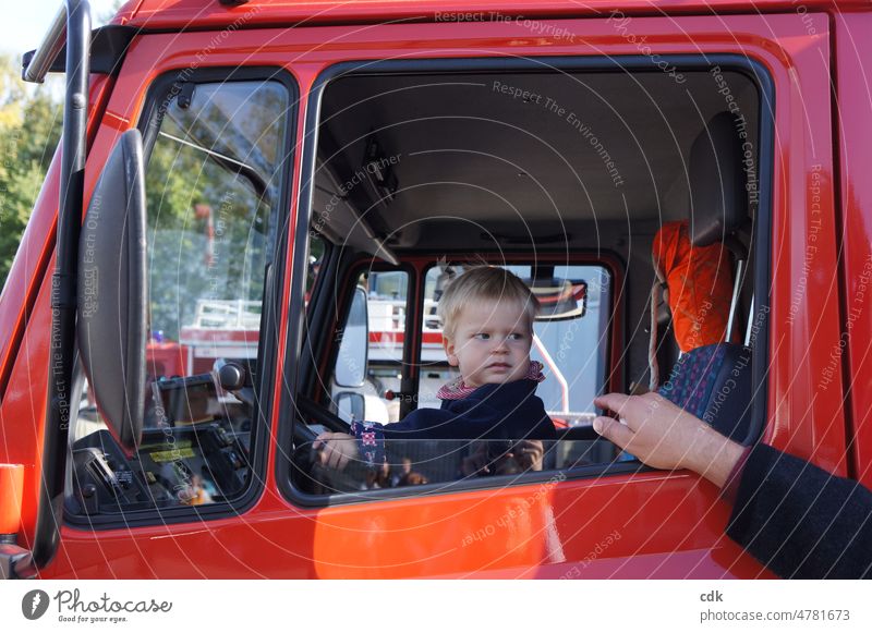 Kindheit | im Feuerwehrauto sitzen und sich nicht stören lassen. Menschen Kleinkind Auto Autofenster rot dunkelblau steuern fahren ausprobieren