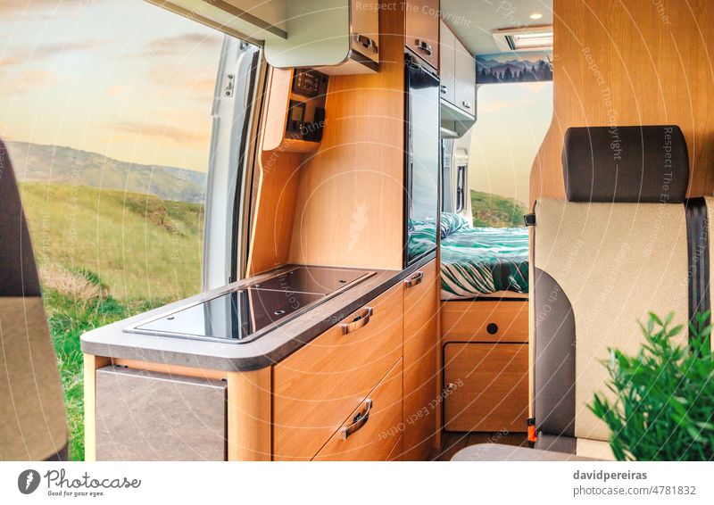 Innenraum eines Wohnmobils mit Küche und Bett Innenbereich im Innenbereich Schublade heimwärts Kleintransporter Sitz niemand Sauberkeit Urlaub Fahrzeug Camping