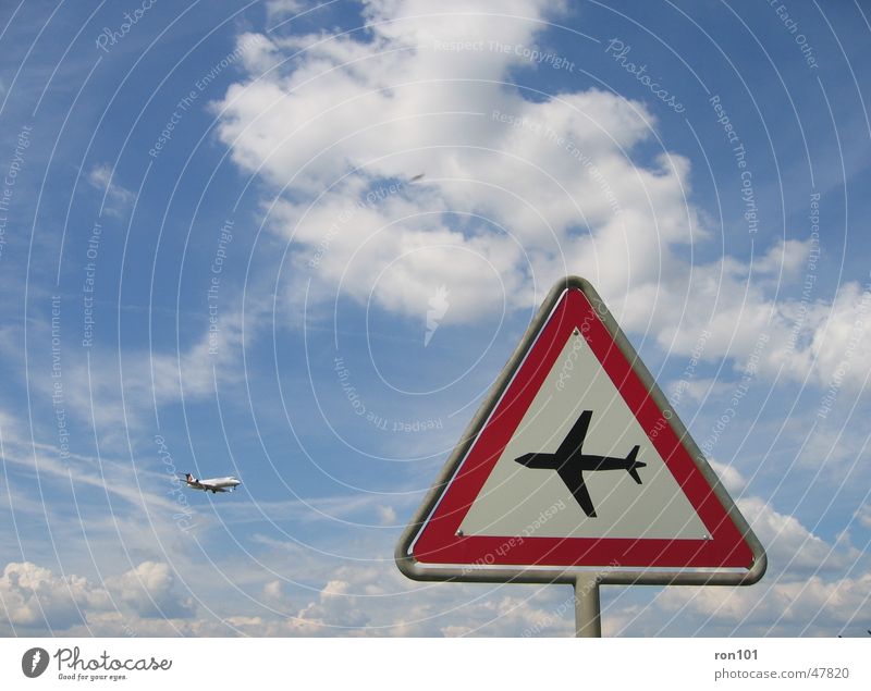 8-tung Flieger Verkehrsschild Flugzeug Wolken weiß rot Schilder & Markierungen Respekt Himmel blau