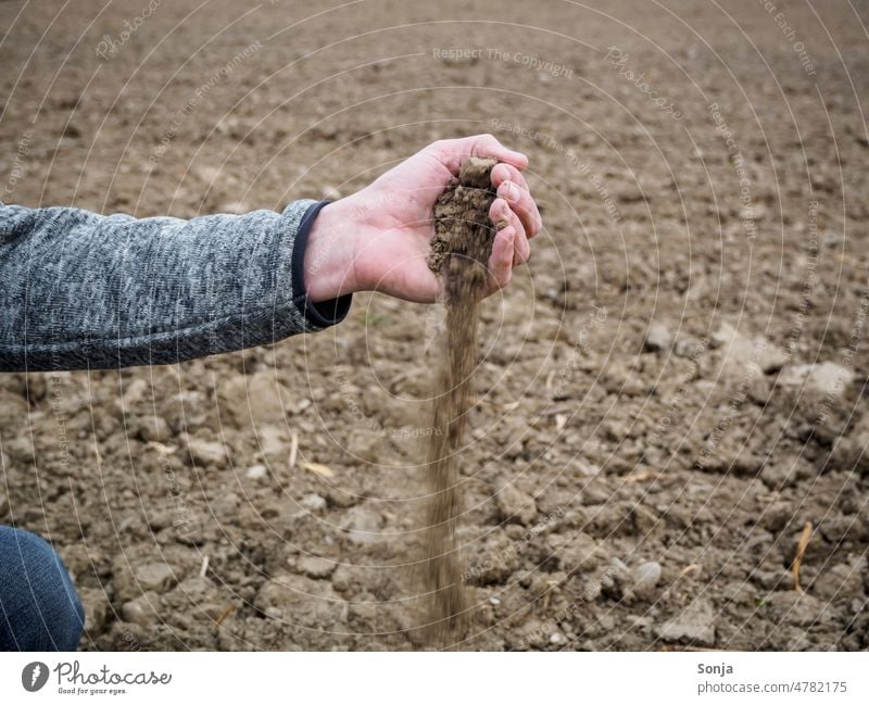 Ein Bauer prüft die Erde auf Trockenheit Dürre Klima Mann erde feld Natur Landschaft umwelt teilabschnitt acker trocken herbst Frühling Hand braun