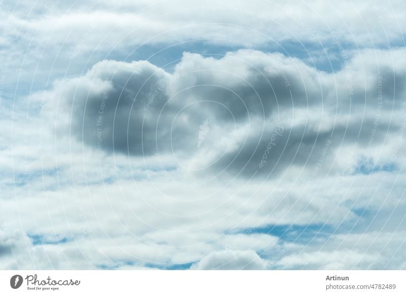 Weiße und graue flauschige Wolken am blauen Himmel. Soft Touch Gefühl wie Baumwolle. Weiße bauschige Wolkenlandschaft. Schönheit in der Natur. Close-up weißen Wolken Textur Hintergrund. Bewölkter Himmel. Hintergrund für Ruhe.