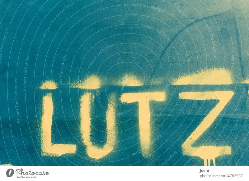 Lutz - ein sympathischer Vorname Name Mann Junge Buchstaben Typographie Wand Wort blau gelb Graffiti Schrift Spray Schriftzeichen Schablone stencil