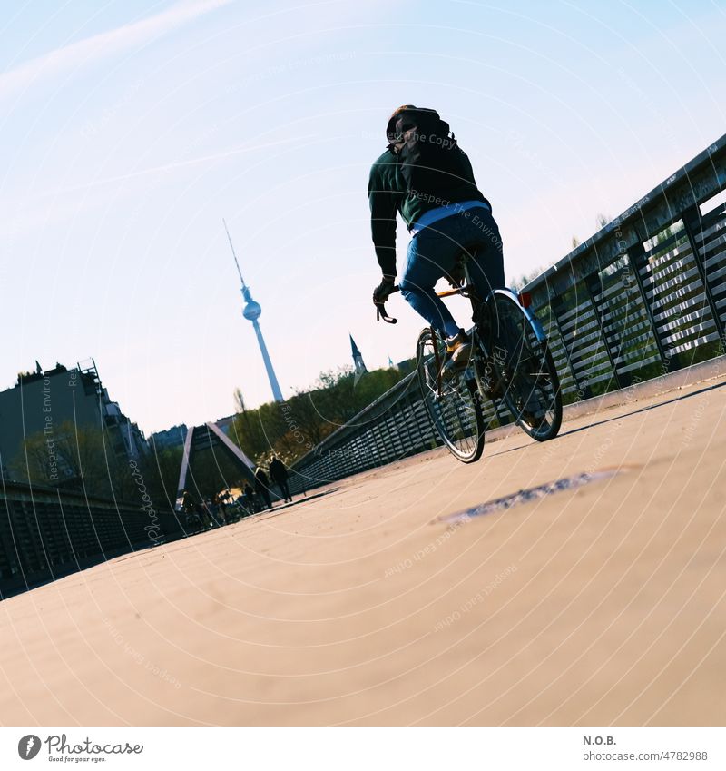 Radfahrer Sonne Berlin Fahrrad Fahrradfahren Verkehrsmittel Mobilität Verkehrswege Außenaufnahme Wege & Pfade Farbfoto Stadt Fahrradfahrer Berliner Fernsehturm