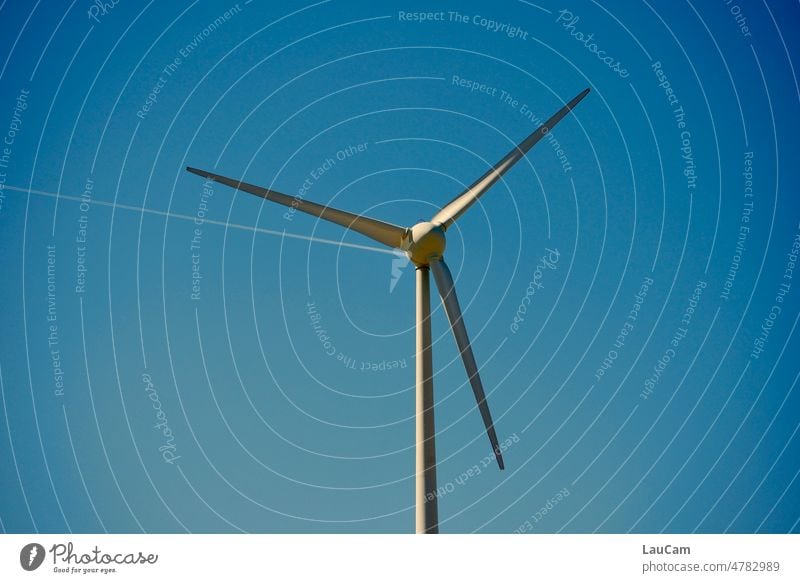 Fliegen mit Windkraft Windrad Flugzeug Kondenzstreifen Erneuerbare Energie Windkraftanlage umweltfreundlich alternativ Himmel Klimawandel nachhaltig Umwelt
