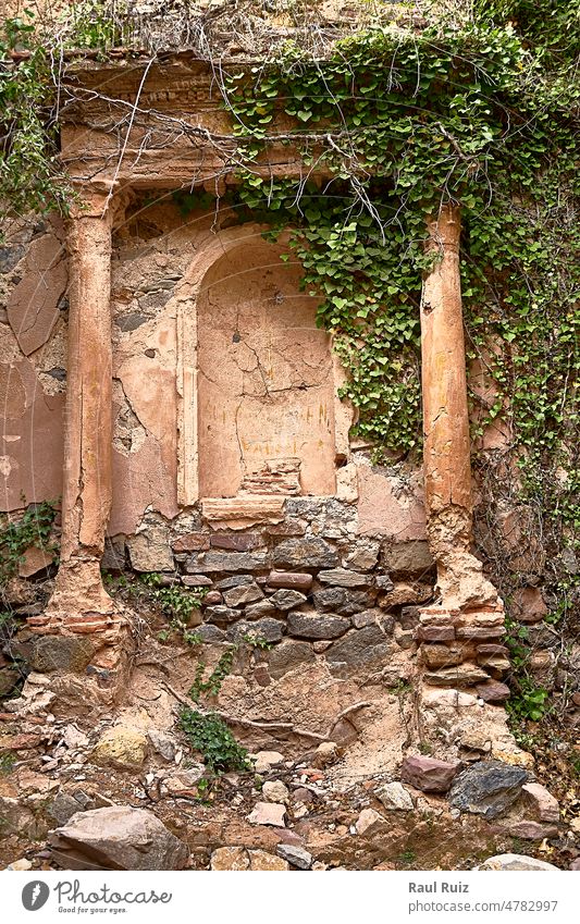 Jinquer, Castellon, Spanien. Das Innere einer zerstörten Kirche in einem verlassenen Dorf Religion religiös Zeit Historie lang Ort gealtert Ruine Verlassen