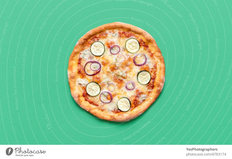 Hausgemachte vegetarische Pizza isoliert auf einem grünen Hintergrund oben gebacken hell Kohlenhydrate Käse Nahaufnahme Farbe Kruste Küche ausschneiden lecker
