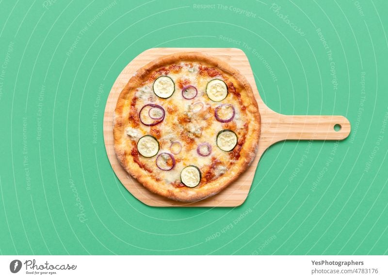 Vegetarische Pizza auf Holzbrett, Ansicht von oben Hintergrund gebacken Holzplatte hell Kohlenhydrate Käse Nahaufnahme Farbe Kruste Küche ausschneiden lecker