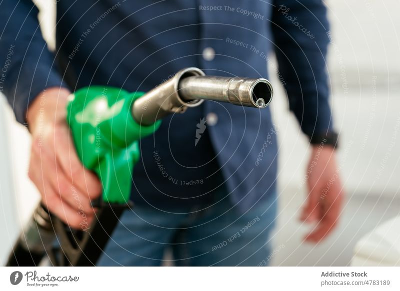 Anonymer Mann beim Tanken an einer Tankstelle Benzin Erdöl fossil Diesel Brotbelag Automobil Röhren Preis Selbstbedienung Wirtschaft reisen Erdgassteuer