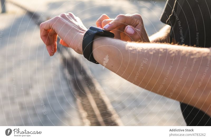 Unbekannte Sportlerin überprüft Smartwatch beim Training intelligente Uhr Tracker Fitness Puls Armband prüfen Läufer Gesunder Lebensstil Athlet Straße üben