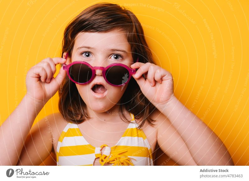 Erstauntes Mädchen mit modischer Sonnenbrille Kind Stil trendy Vorschein Mode Accessoire erstaunt Erstaunen Überraschung Schock Unglaube wow Kindheit Licht