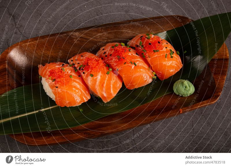 Leckere Sushi mit frischem Lachs Nigiri traditionell Asiatische Küche Japanisch Meeresfrüchte Speise Restaurant dienen Gastronomie schmackhaft köstlich
