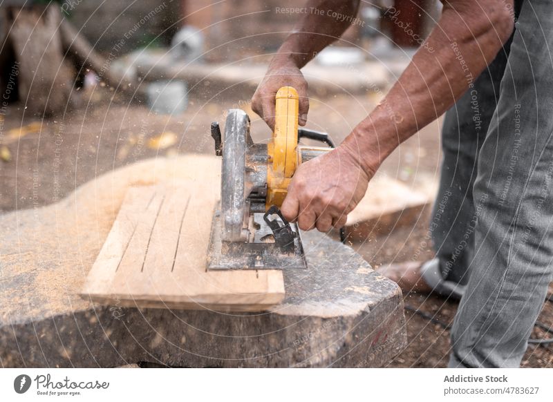 Unbekannter Mann schneidet Holz mit Schleifmaschine Tischlerin geschnitten Schiffsplanken Holzplatte Holzarbeiten Industrie Landschaft Instrument Inszenierung