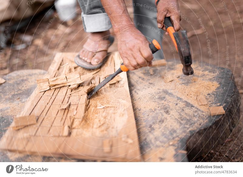 Gesichtsloser Mann schnitzt Holz mit Meißel Tischlerin schnitzen Holzarbeiten Handarbeit Landschaft Herstellung Basteln Instrument Industrie Inszenierung