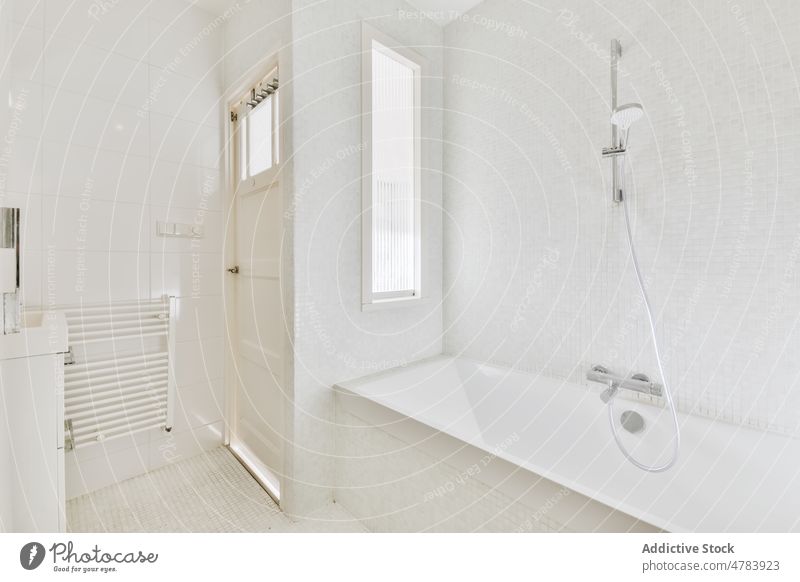 Innenraum des Badezimmers mit Waschbecken und Spiegel Innenbereich modern Licht sehr wenige Design Zeitgenosse Appartement hölzern Badewanne Blitze Hygiene Stil