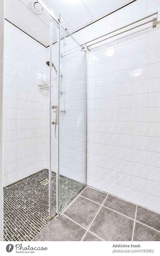 Duschkabine im Badezimmer Dusche Design Innenbereich Hygiene Stil Fliesen u. Kacheln privat täglich Appartement Waschraum Sauberkeit sehr wenige flach Licht