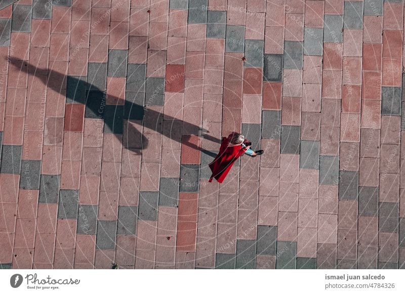 Frau geht auf der Straße in Bilbao, Spanien Tourist Tourismus Person Menschen menschlich Fußgänger Schatten Silhouette Boden im Freien Großstadt urban