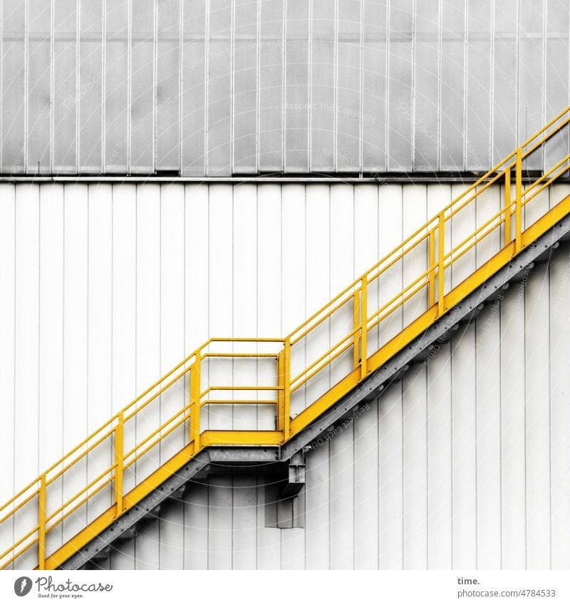 Verschnaufpause Treppe Halle Lagerhalle aufwärts gelb Metall fassade wand stahl Architektur Industrie Gebäude Fabrik Industriefotografie