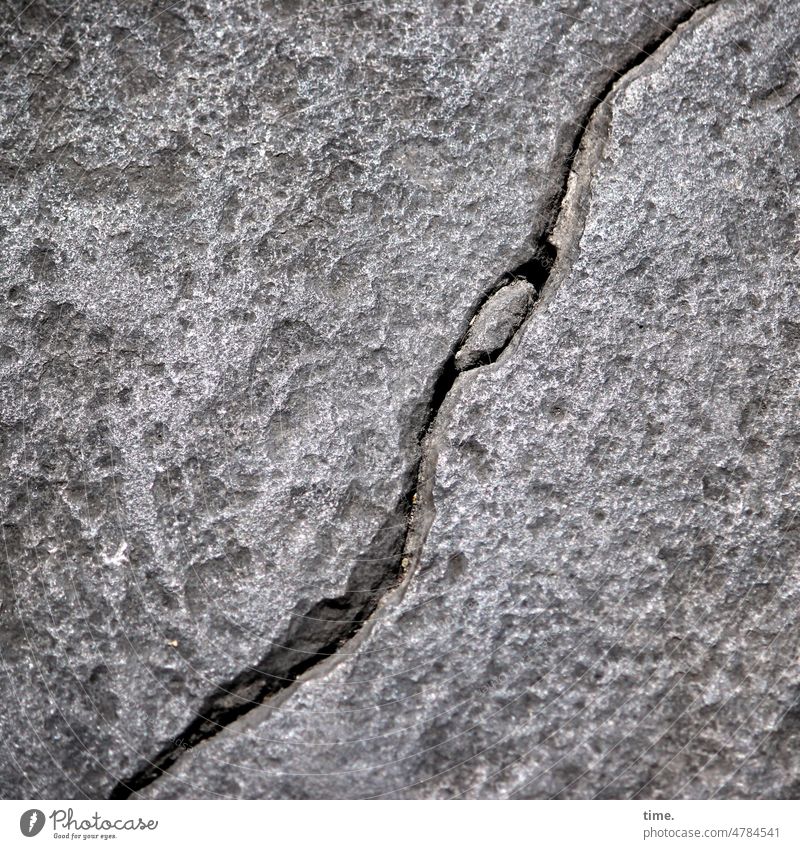 Laune der Natur Stein Felsen Riss Oberfläche Schutz Sicherheit einzeln Wellenlinie Fuge Muster Struktur Material abstrakt Detailaufnahme alt grau Spalt