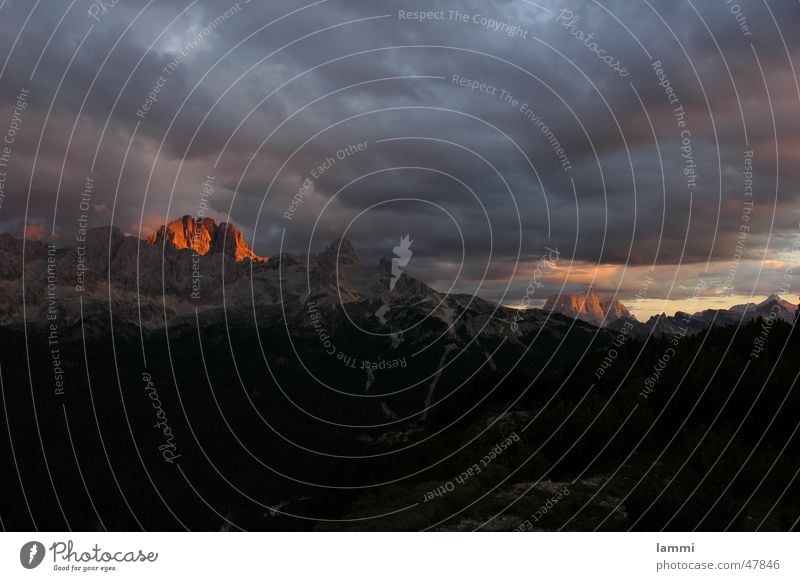 Alpenglühen in den Dolomiten Wolken bedrohlich Italien Sonnenuntergang rot Außenaufnahme Bergsteigen Berge u. Gebirge landschaftaufnahme Klettern Gewitter