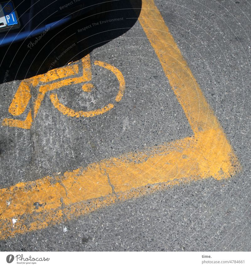 abgefahren Parkplatz symbol behinderung icon auto Zeichen Rollstuhl Verkehr Handicap Symbol Asphalt Mobilität Zugang gelb parkraum