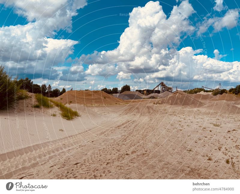 werkstatt | größenwahn Landschaft Licht Kontrast Außenaufnahme Wetter Natur Umwelt Wolken Himmel Kieswerk Sand Maschine Bagger Kran arbeiten Kiesgrube Industrie