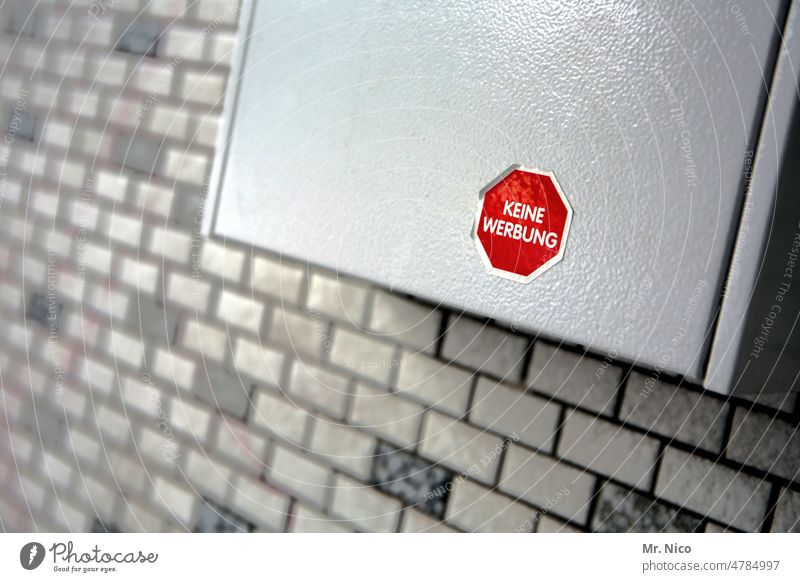 Keine Werbung Briefkasten Schilder & Markierungen rot Warnschild Hinweisschild Schriftzeichen Prospekt ungebeten keine werbung Detailaufnahme Postbote prospekte