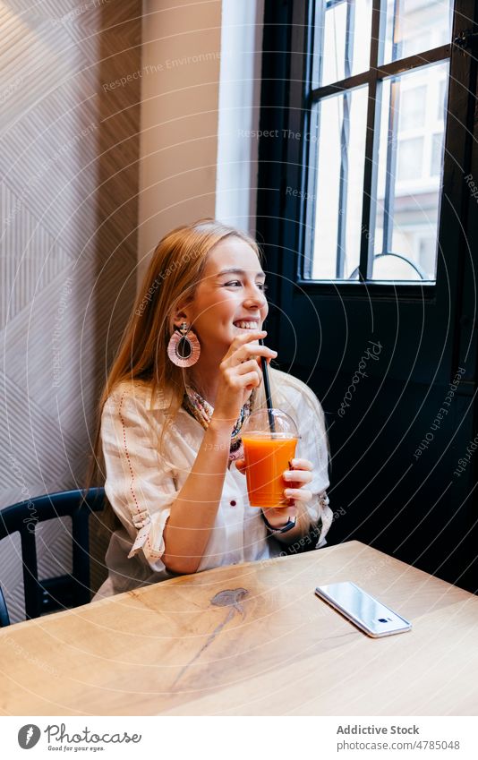 Glückliche junge Frau trinkt Saft in einem Cafe genießen Tasse Frucht Café trinken freudig blond Vegetarier Veganer frisch Diät Entzug Vitamin Mahlzeit