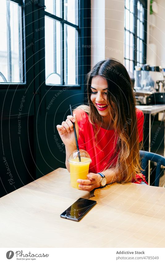 Glückliche junge Frau trinkt Saft in einem Cafe genießen Tasse Frucht Café trinken freudig Vegetarier Veganer frisch Entzug Vitamin Mahlzeit Lebensmittel