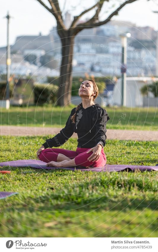Yogalehrer unterrichtet Outdoor-Kurse auf Ibiza Gleichgewicht Strand schön Schönheit Körper Windstille Energie Übung Frau passen Fitness Mädchen Harmonie