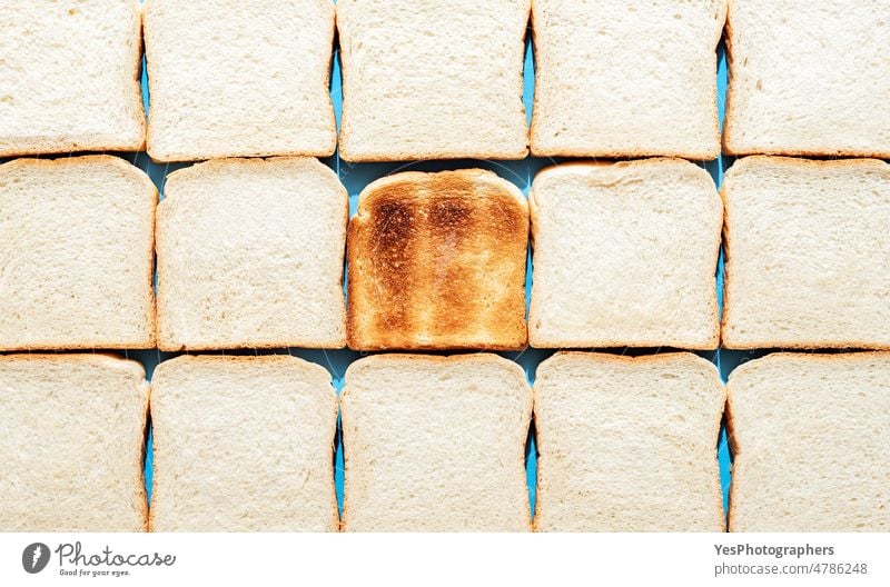 Toastbrot von oben gesehen. Hintergrund mit Brotscheiben. abstrakt angeordnet gebacken Bäckerei Frühstück hell Brioche Wahl Nahaufnahme Farbe Konzept Knusprig