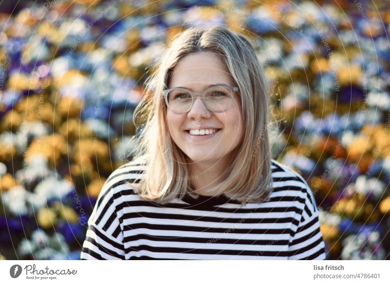 FRÜHLING - FRÖHLICH - BUNT Frau 25-29 Jahre blond kurzhaarig Brille Erwachsene Farbfoto Außenaufnahme 20s Nasenring bunt Frühling Blumen Blumenwiese lachen